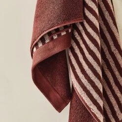 Serviette éponge RAFAELA -Décoration D'intérieur 1463919 serviette eponge rafaela coloris bordeaux 50 x 100cm